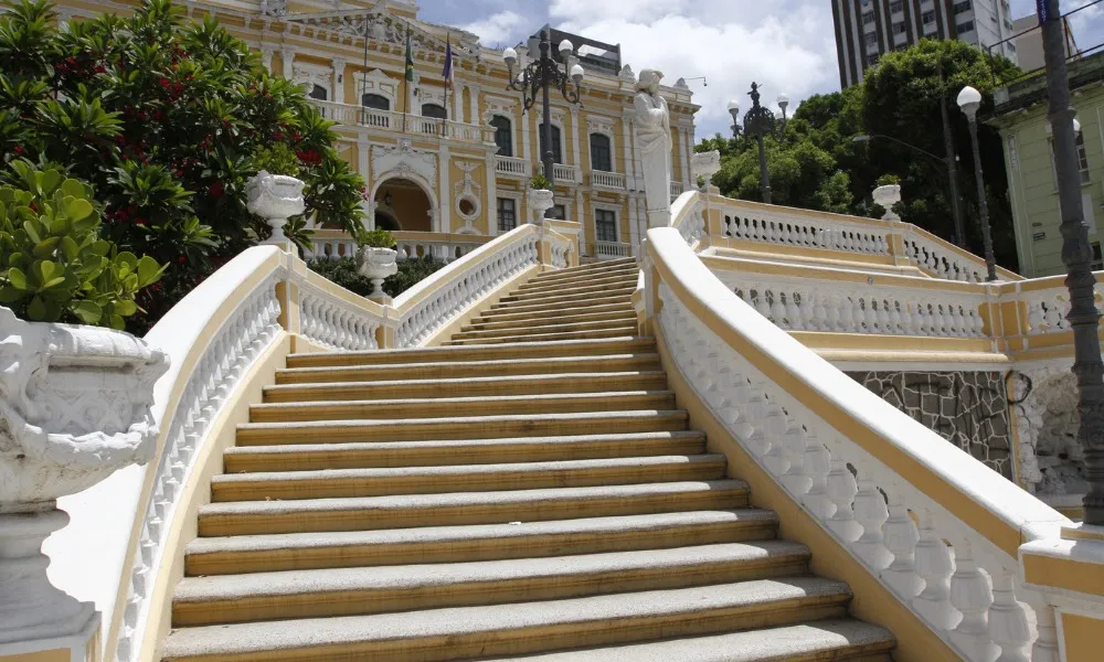 Imagem ilustrativa da imagem Alunos são roubados na escadaria do Palácio Anchieta após saírem da escola