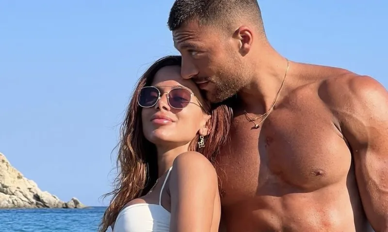 Imagem ilustrativa da imagem Anitta se irrita com fãs em live na Grécia por namoro com ator de '365 Dias'