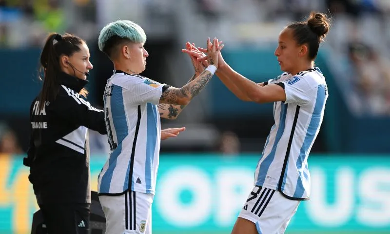 Imagem ilustrativa da imagem Argentina reage para empatar com a África do Sul e se manter viva na Copa