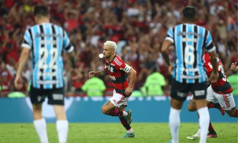 Imagem ilustrativa da imagem Arrascaeta decide, Flamengo bate Grêmio de novo e encara São Paulo na final