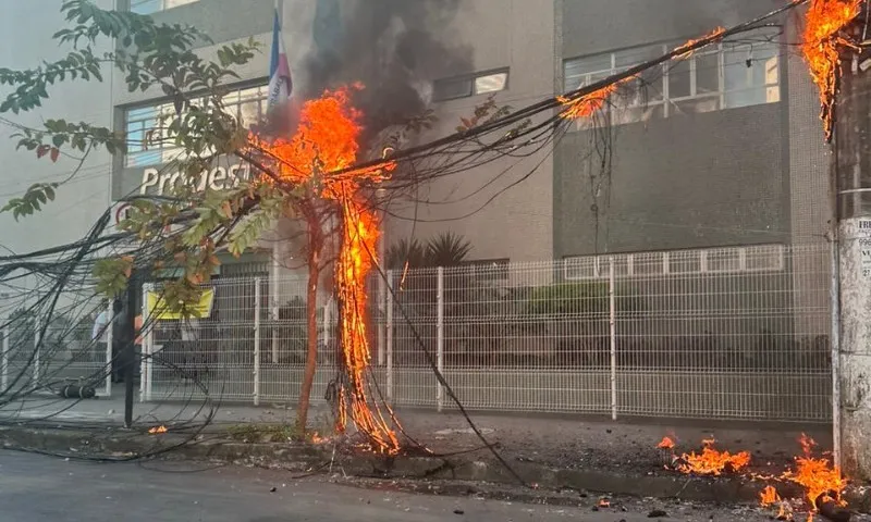 Imagem ilustrativa da imagem Banestes apresenta instabilidade no sistema após incêndio em Vitória