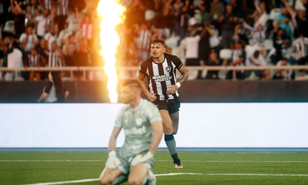 Imagem ilustrativa da imagem Botafogo bate Fortaleza e mantém liderança isolada do Brasileirão