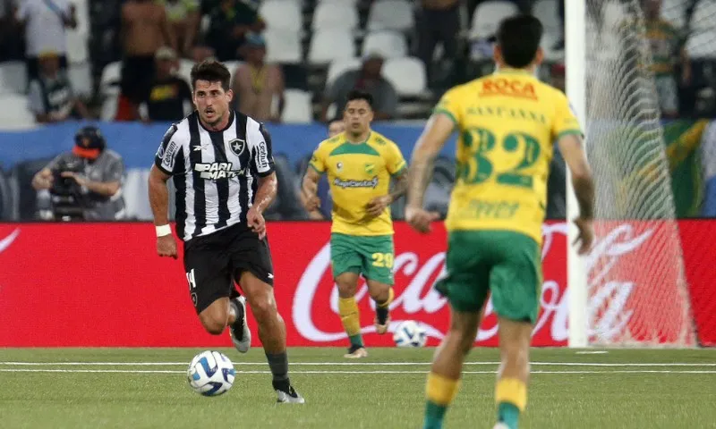 Imagem ilustrativa da imagem Botafogo cede empate ao Defensa y Justicia e decidirá vaga na Argentina