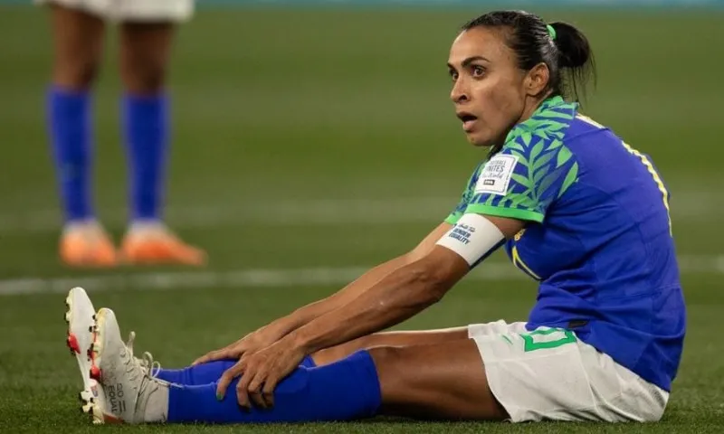 Imagem ilustrativa da imagem Brasil acaba com sonho de Marta e é eliminado na Copa