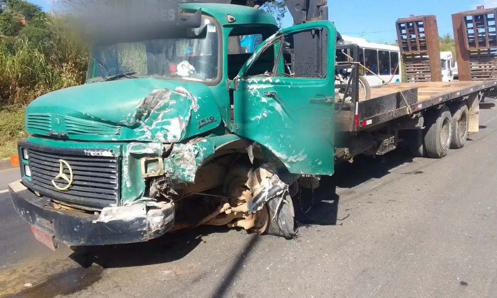 Imagem ilustrativa da imagem Caminhão perde o controle e dois ficam feridos na Rodovia do Contorno