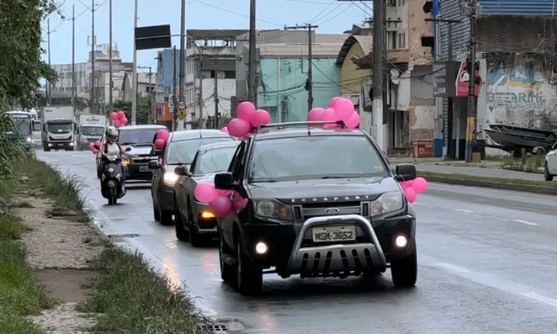 Imagem ilustrativa da imagem Carreata de Vila Velha a Cariacica celebra fim de quimioterapia de recepcionista