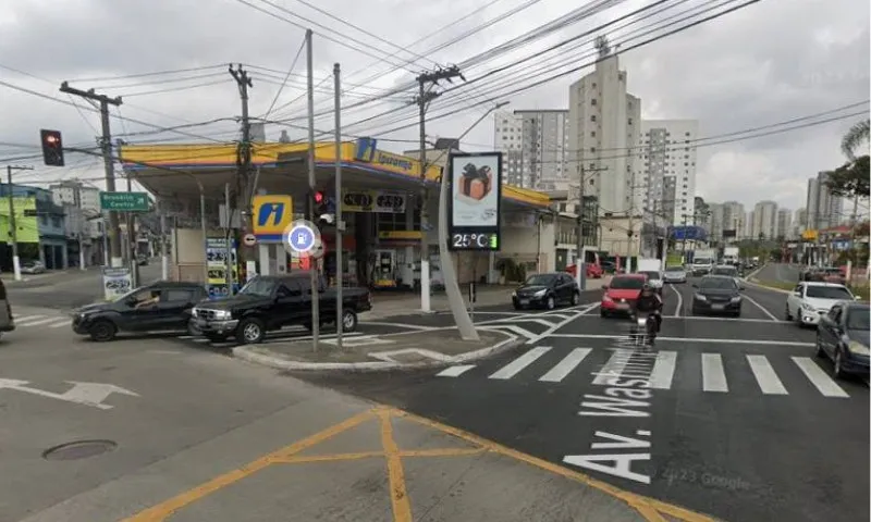 Imagem ilustrativa da imagem Carro desgovernado invade posto de combustíveis e deixa três mortos em SP