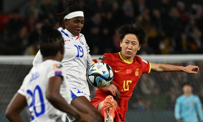 Imagem ilustrativa da imagem China supera expulsão e vence o Haiti com um gol de pênalti