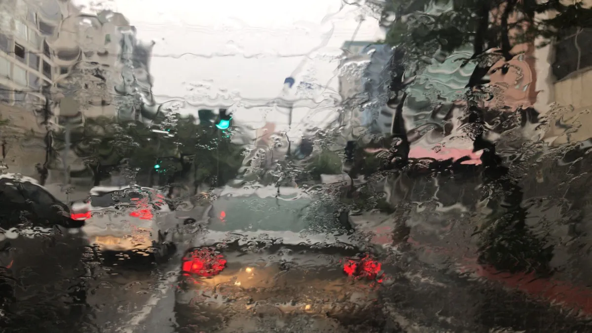 Imagem ilustrativa da imagem Chuva forte deixa pontos de alagamento em Vitória