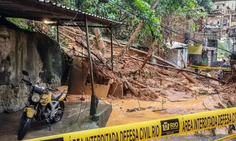 Imagem ilustrativa da imagem Chuva provoca deslizamentos e Rio de Janeiro permanece em estágio de mobilização