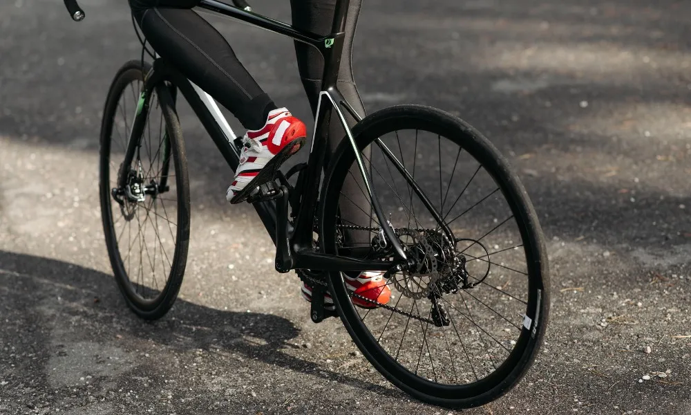 Imagem ilustrativa da imagem Ciclista de 20 anos morre ao bater em carro guiado pelos próprios pais