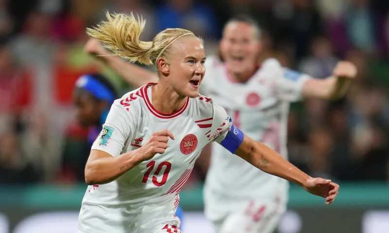 Imagem ilustrativa da imagem Com VAR protagonista, Dinamarca vence Haiti e vai às oitavas