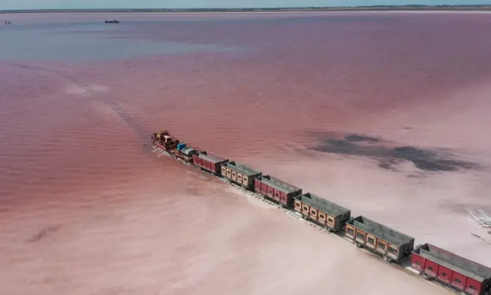 Imagem ilustrativa da imagem Conheça o lago cor de rosa que tem poder de cura e é atravessado por trem