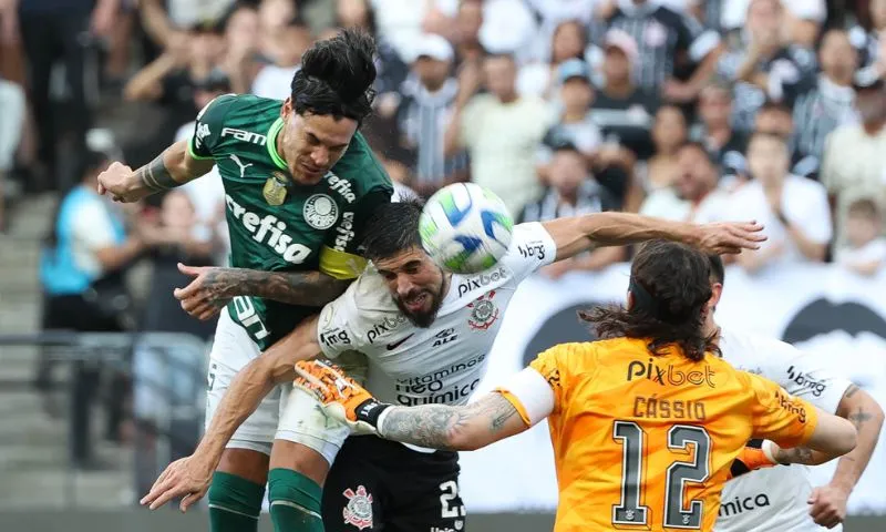 Imagem ilustrativa da imagem Corinthians e Palmeiras empatam em dérbi com final quente, pipa e choro