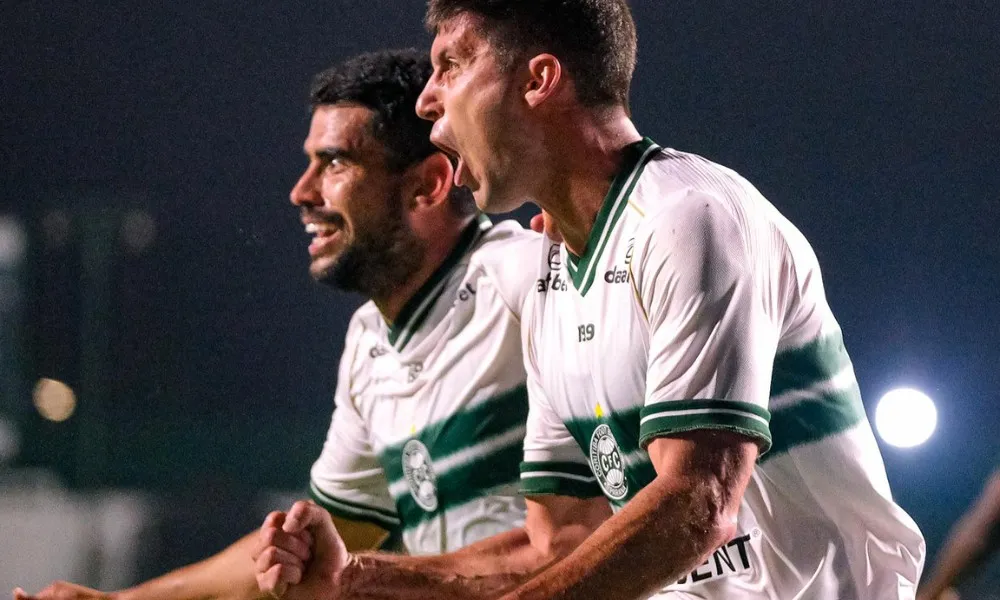 Imagem ilustrativa da imagem Coritiba bate o Goiás, desencanta no Brasileiro e ajuda o Corinthians