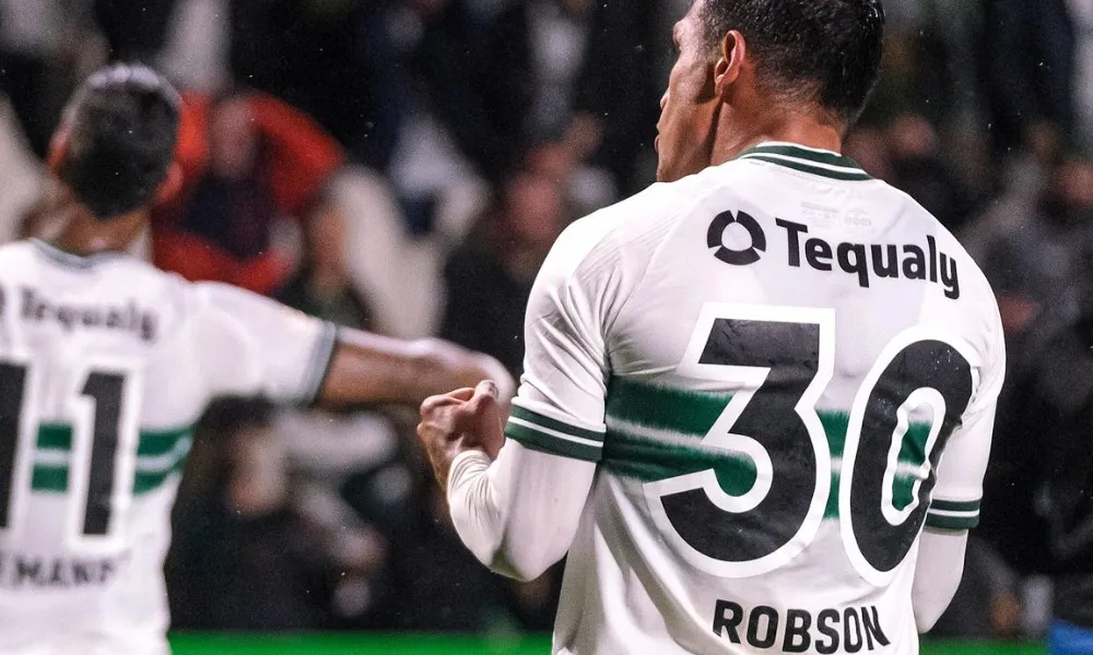 Imagem ilustrativa da imagem Coritiba vence América de virada e mineiros vão para a lanterna do Brasileiro