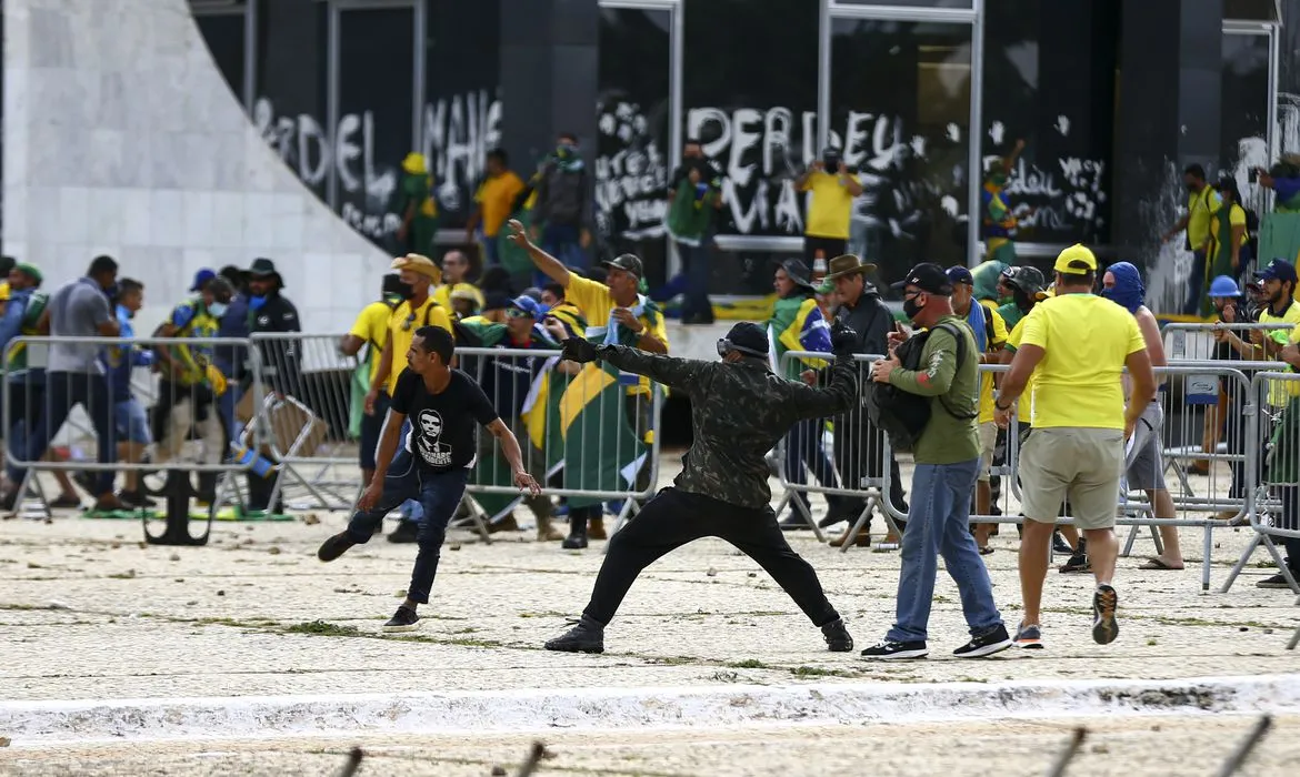 Imagem ilustrativa da imagem Coronel vira réu por xingar generais durante atos de vandalismo no DF