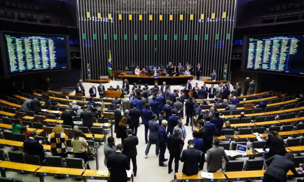 Imagem ilustrativa da imagem Deputados liberam doação por Pix de "quaisquer valores" em minirreforma eleitoral