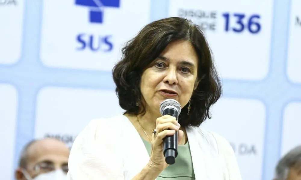 Imagem ilustrativa da imagem Desinformação de médicos sobre vacinação terá punição, diz ministra da Saúde