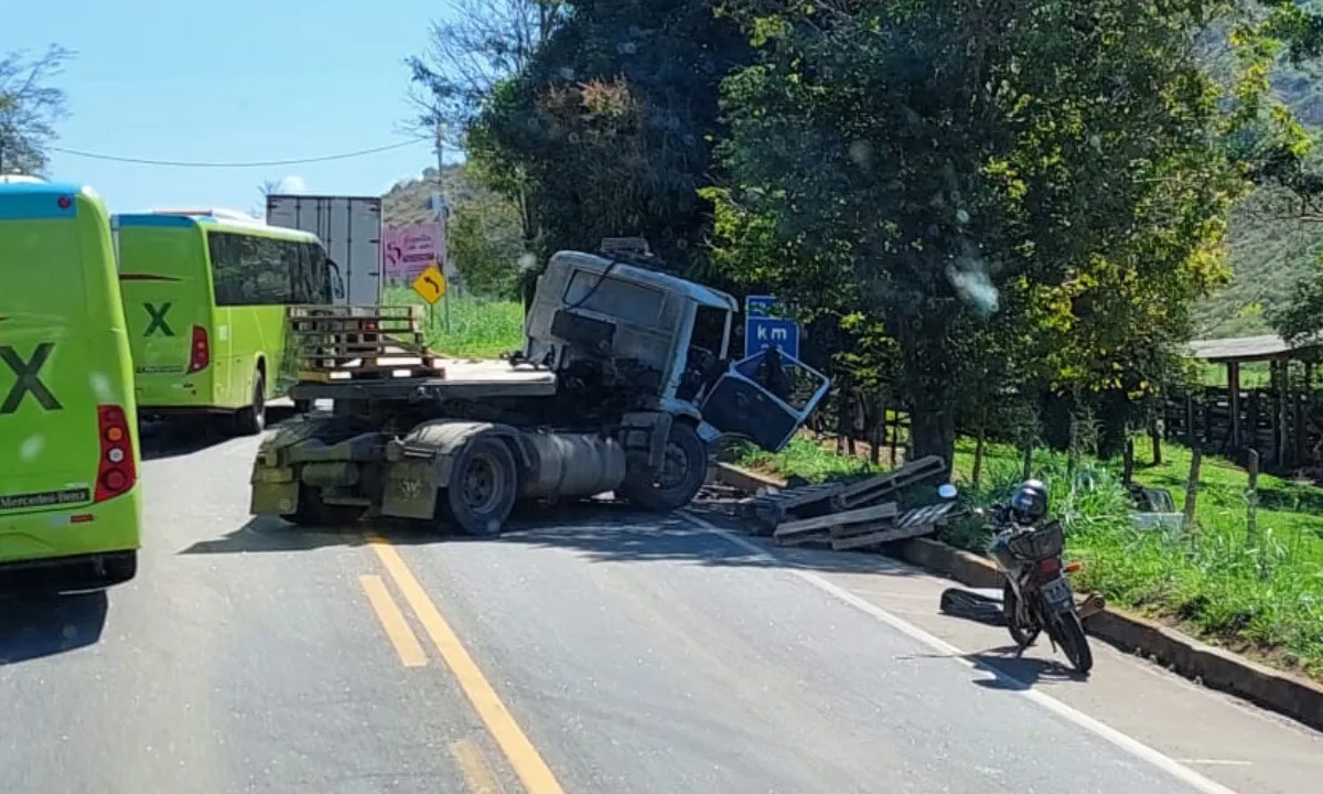 Imagem ilustrativa da imagem Duas pessoas morrem em acidente envolvendo carreta e carro em rodovia do ES