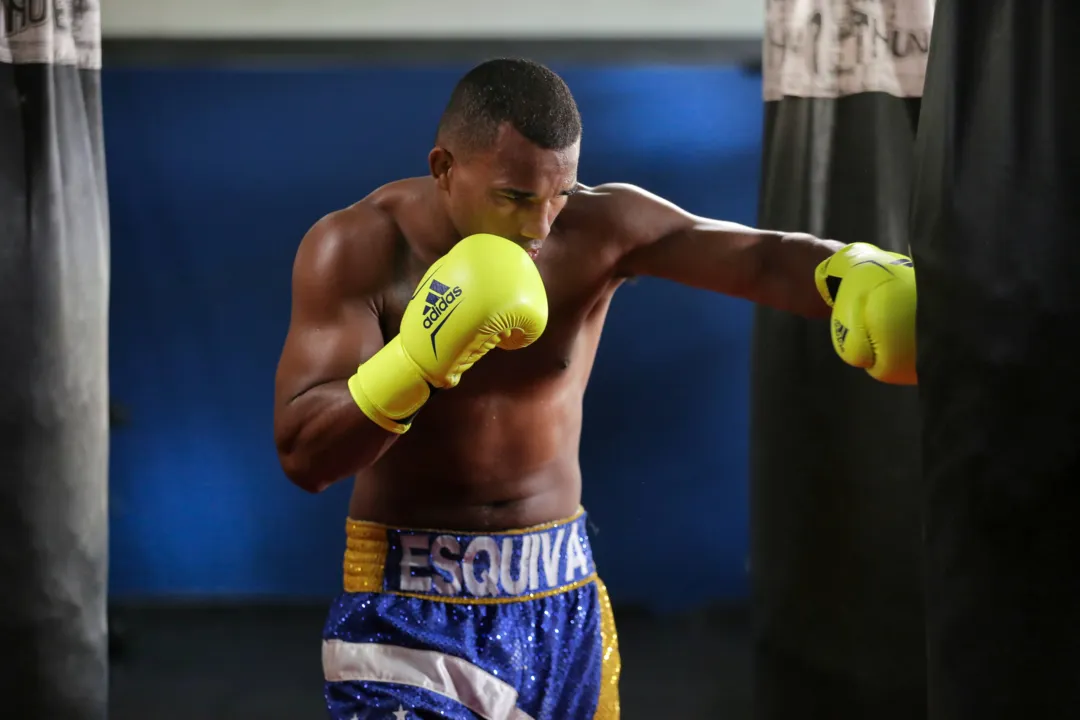 Imagem ilustrativa da imagem Em luta de 12 rounds, Esquiva é superado e alemão leva cinturão mundial