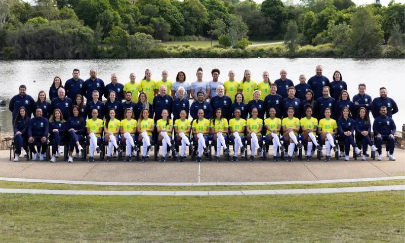 Imagem ilustrativa da imagem Em meio a treinos, seleção feminina faz foto oficial da Copa do Mundo