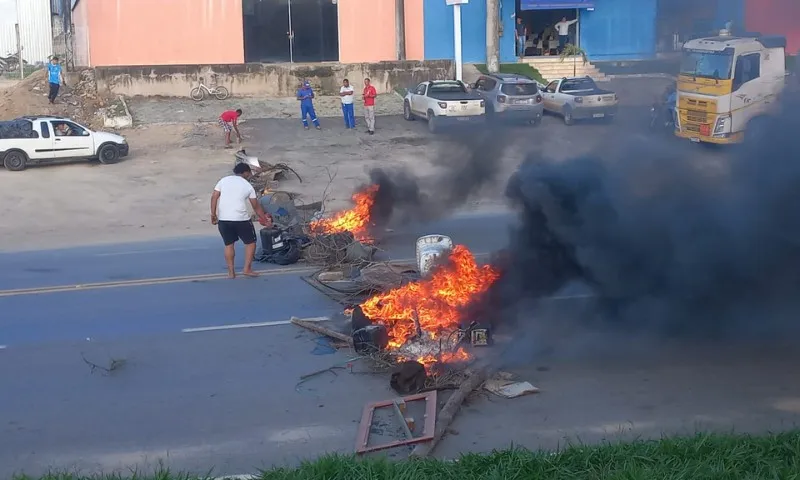 Imagem ilustrativa da imagem Em protesto, familiares de jovens desaparecidos fecham rodovia no ES