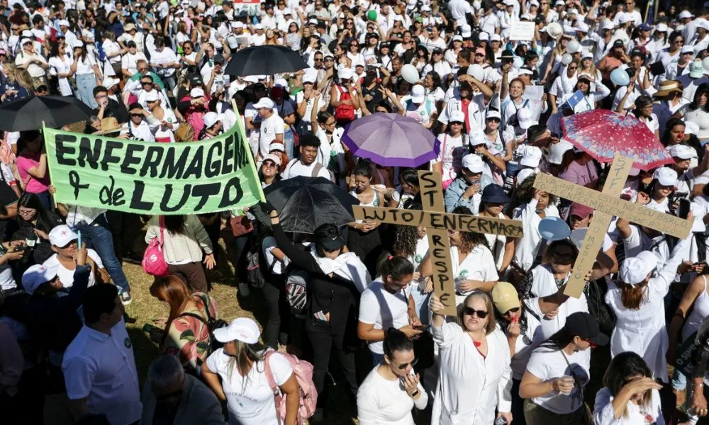 Imagem ilustrativa da imagem Enfermeiros protestam na Esplanada por pagamento do piso salarial