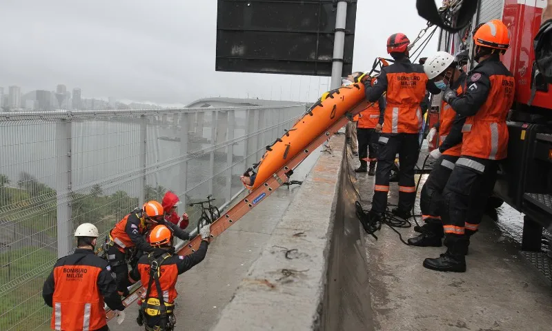 Imagem ilustrativa da imagem FOTOS | Bombeiros simulam resgate de ciclistas feridos na Terceira Ponte