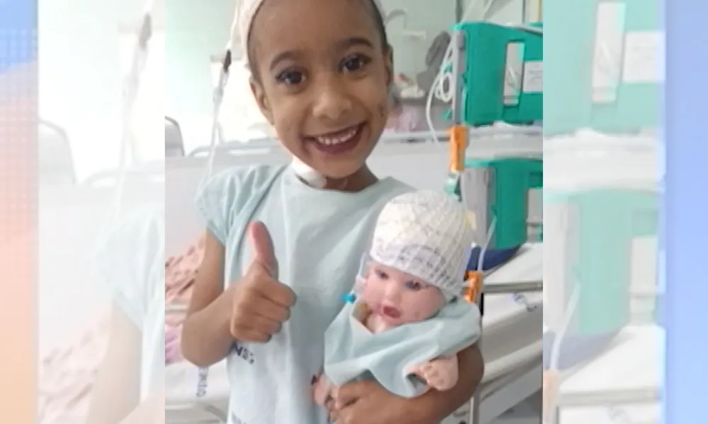 Imagem ilustrativa da imagem Família de menina atacada ao proteger irmã de pitbull pede ajuda
