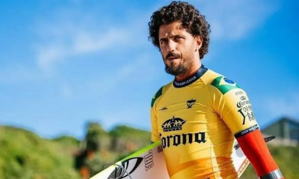 Imagem ilustrativa da imagem Filipe Toledo vence etapa do mundial de surfe e garante vaga nas Olimpíadas
