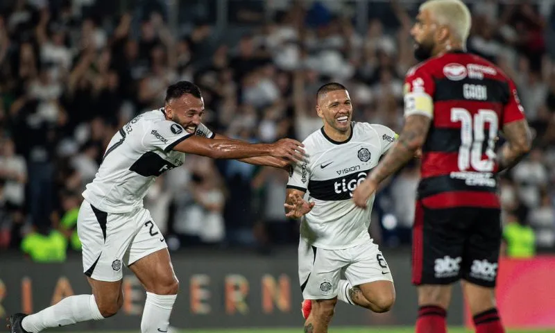 Imagem ilustrativa da imagem Flamengo toma virada pelo alto, perde para Olimpia e cai na Libertadores