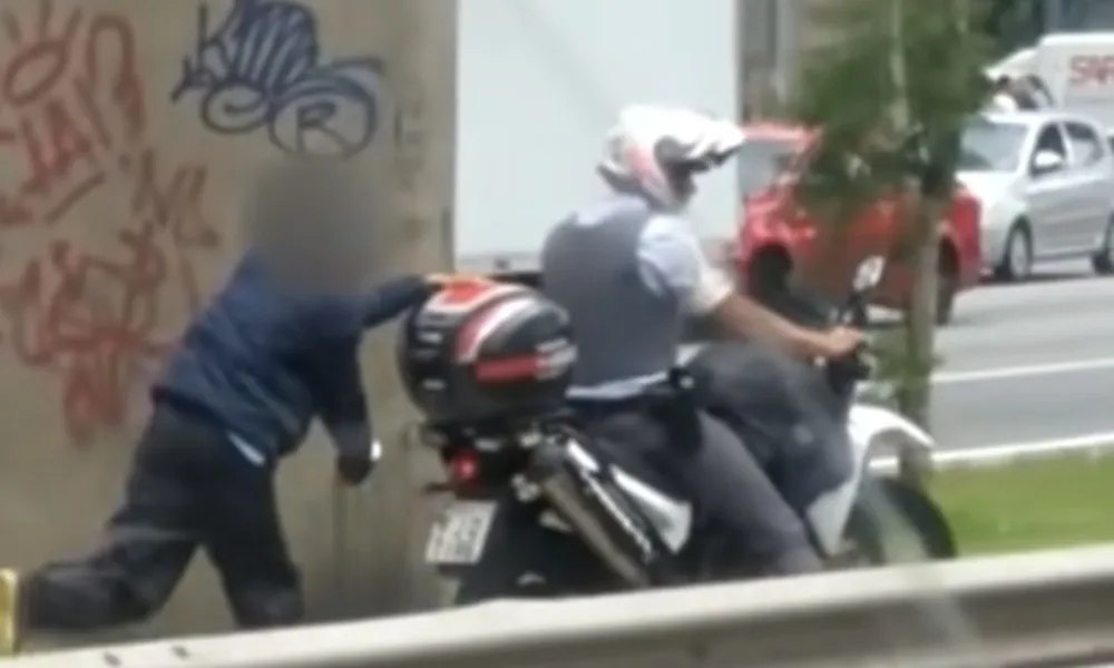Imagem ilustrativa da imagem Governo de SP é condenado a indenizar jovem negro arrastado por PM em moto