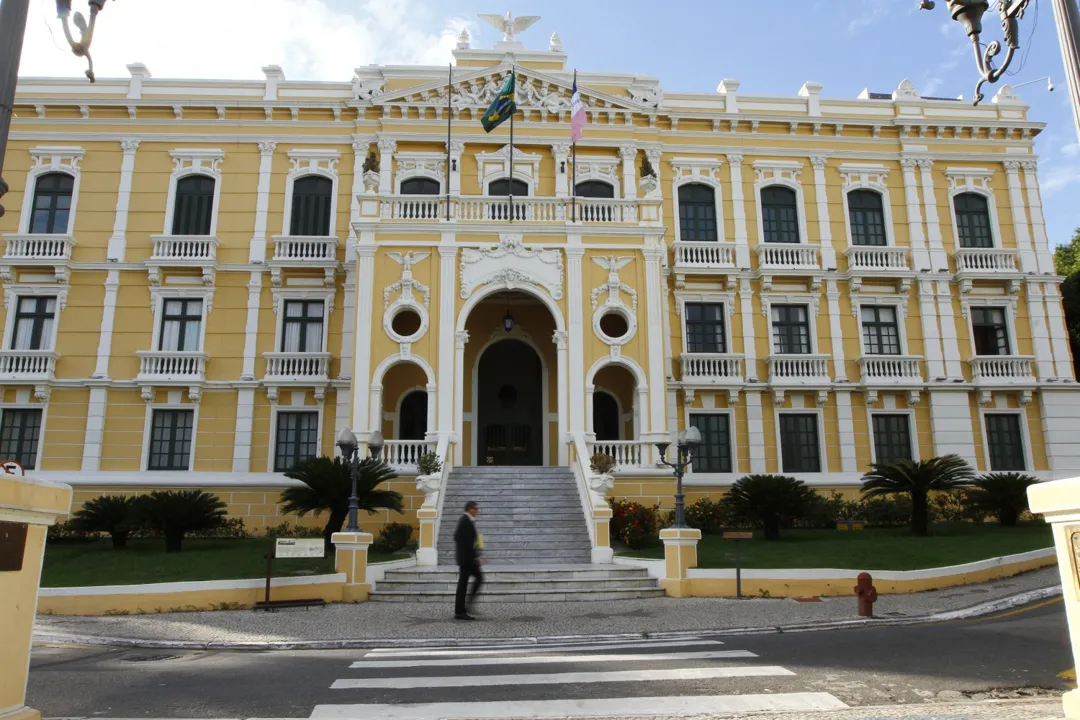 Imagem ilustrativa da imagem Governo do ES anuncia bônus de até um salário e meio para servidores da educação