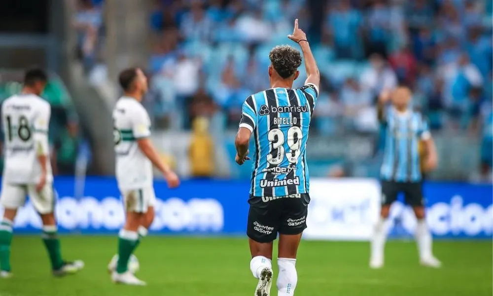 Imagem ilustrativa da imagem Grêmio dá show, assume a segunda posição e afunda Coritiba na lanterna