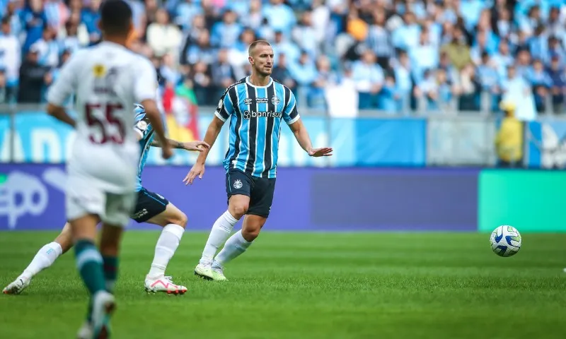 Imagem ilustrativa da imagem Grêmio vira sobre o Fluminense em tarde de aplausos por reestreia de Luan