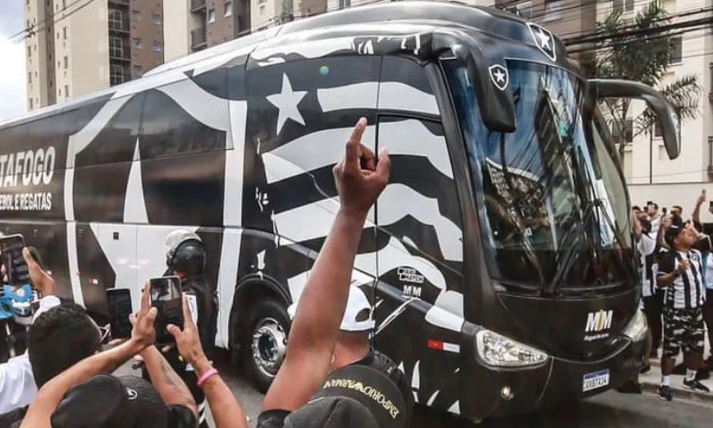 Imagem ilustrativa da imagem Grupo de torcedores do Fluminense joga pedra em ônibus do Botafogo