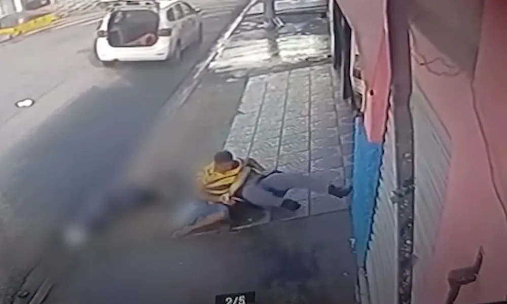Imagem ilustrativa da imagem Homem desarma PM ao ser preso e atira em dois policiais em SP