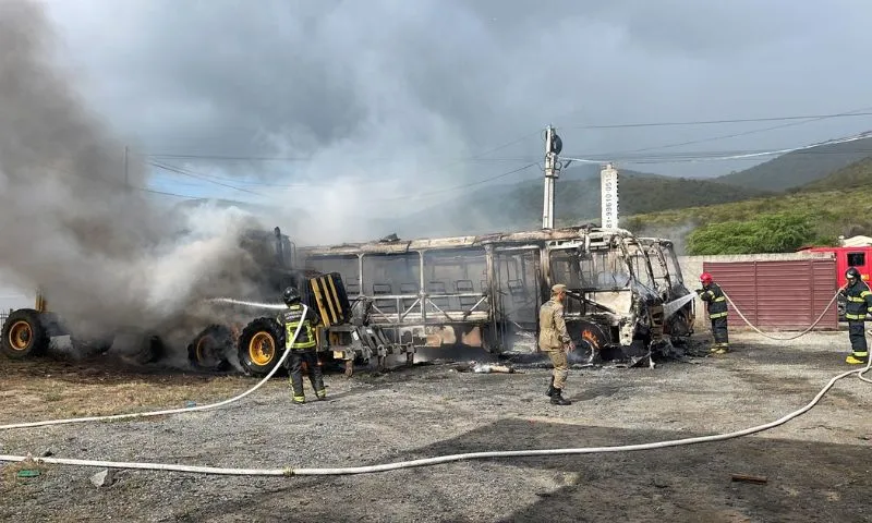 Imagem ilustrativa da imagem Incêndio atinge ônibus escolares em Taquaritinga do Norte