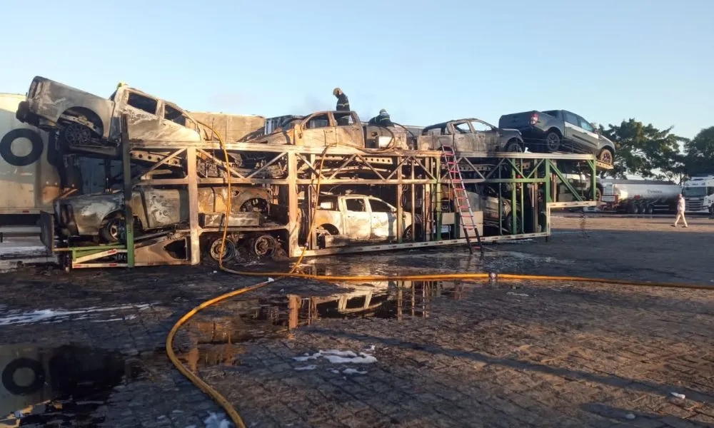 Imagem ilustrativa da imagem Incêndio destrói carreta e caminhão-cegonha com oito caminhonetes no ES