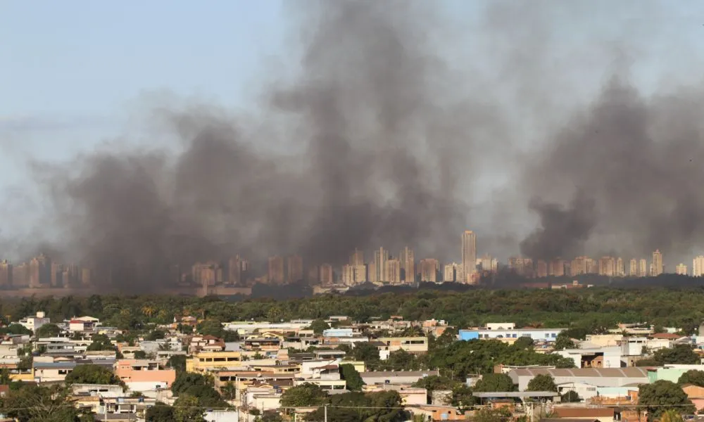 Imagem ilustrativa da imagem Incêndios destroem 14 ambulâncias e parque em Vila Velha e na Serra