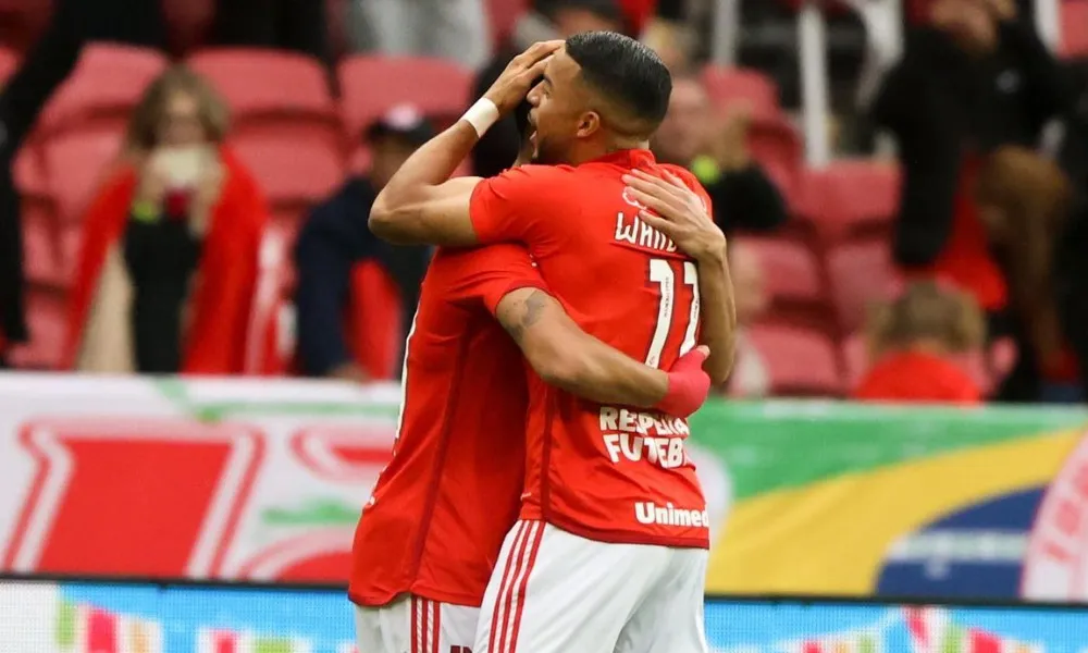 Imagem ilustrativa da imagem Inter vence com 2 gols em 14 min e mantém Vasco em penúltimo no Brasileiro