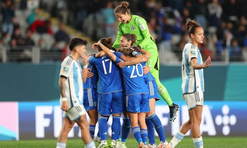 Imagem ilustrativa da imagem Itália marca no final, vence Argentina e se junta à Suécia na liderança