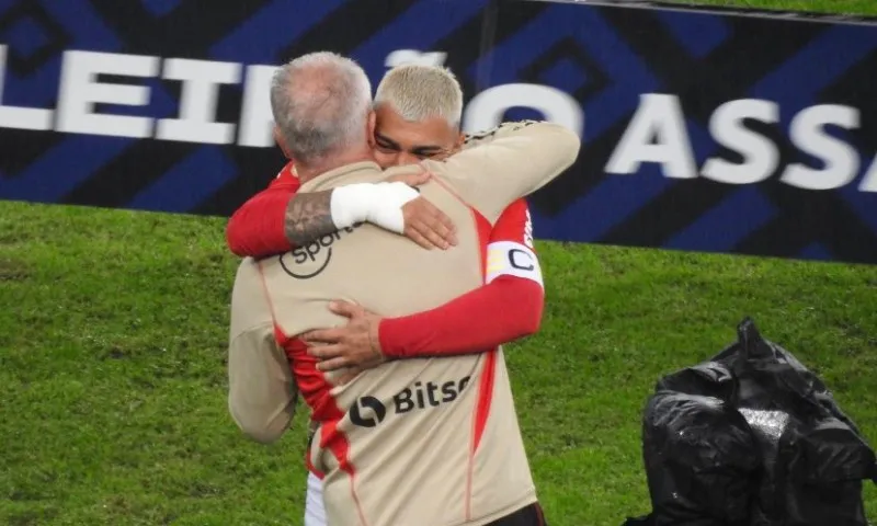 Imagem ilustrativa da imagem Jogadores do Flamengo abraçam Dorival Júnior antes de jogo com o São Paulo