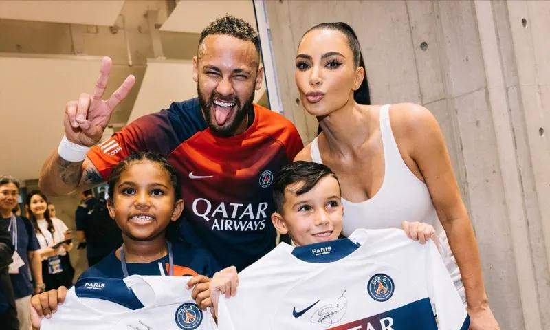 Imagem ilustrativa da imagem Kim Kardashian publica vídeo de seu filho dançando funk com Neymar