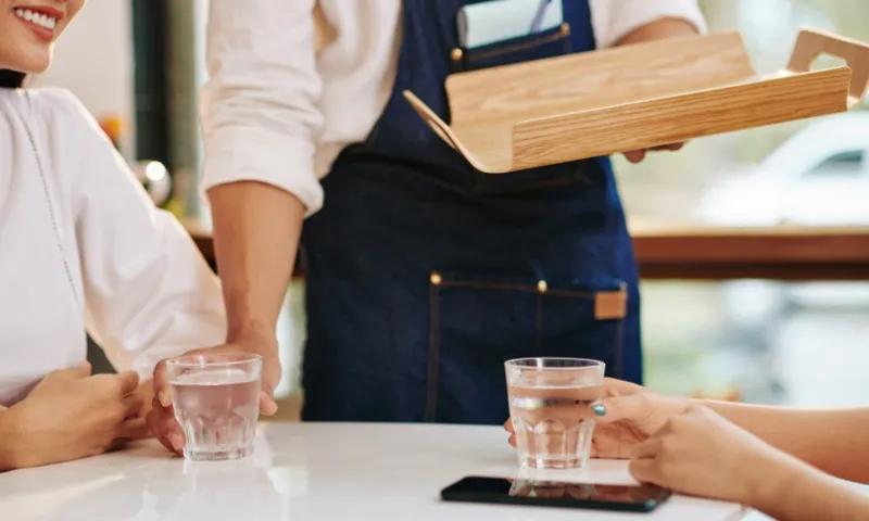 Imagem ilustrativa da imagem Lei que obriga restaurantes a dar água de graça aos clientes em SP é suspensa