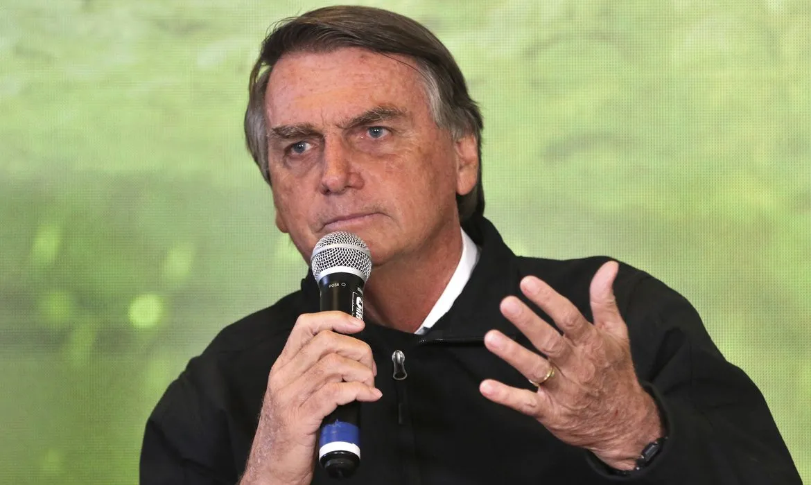 Imagem ilustrativa da imagem "Levei uma facada nas costas", diz Bolsonaro sobre decisão do TSE