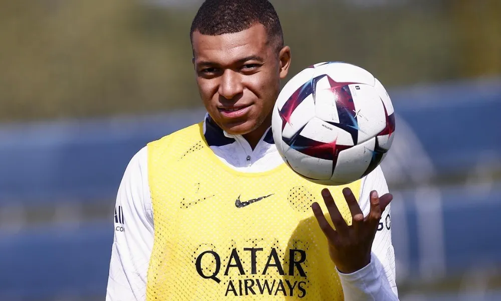 Imagem ilustrativa da imagem Mbappé envia carta ao PSG, pressiona clube sobre futuro e anima Real Madrid