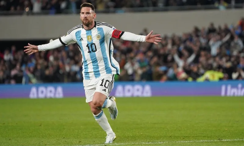 Imagem ilustrativa da imagem Messi marca, assume artilharia e a Argentina derrota Equador nas Eliminatórias