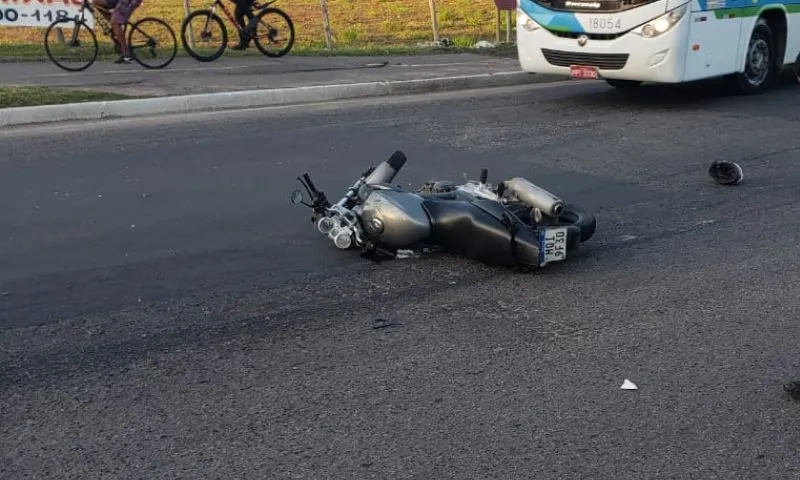 Imagem ilustrativa da imagem Motociclista morre após colidir com caminhão na Serra